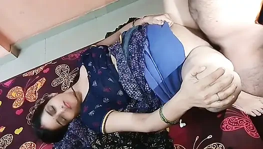 Sevimli üvey kız kardeşim yatak odasında yalnızken beni sert sikişmeye davet etti