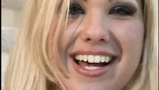 Iki dik genç arkadaşlar emmek üzerinde bir horoz