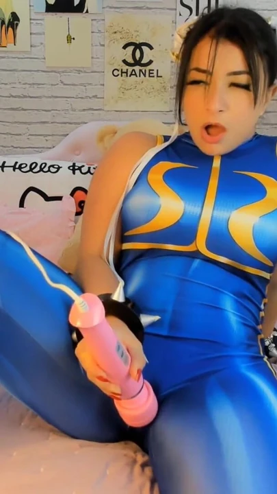 Chun li cosplay sakso, ahegao ve hitachi vibratörüyle boşaldıktan sonra taytla fışkırtıyor | Klip 1