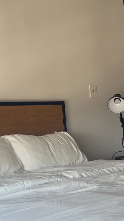 Latin orta yaşlı seksi kadın porno yıldızı Ely Marquez, rastgele yabancıyı sikişmek için oteline davet ediyor | Klip 1