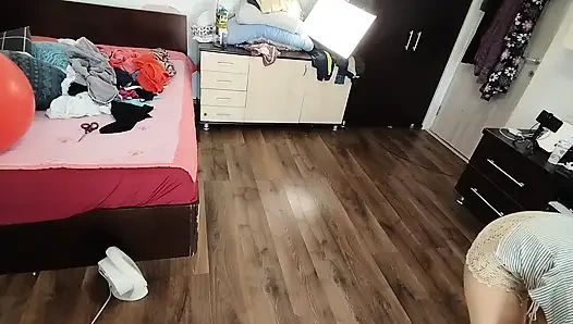 Seksi Esmer Evin Etrafında Çıplak Ev Işleri Yapıyor.