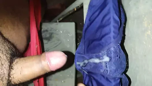 Kardeşin kirli külotuyla mastürbasyon yapmaktan zevk alıyorum