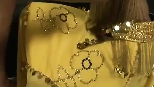 Hintli bal odada adam tarafından sert sikiliyor ve buna bayılıyor