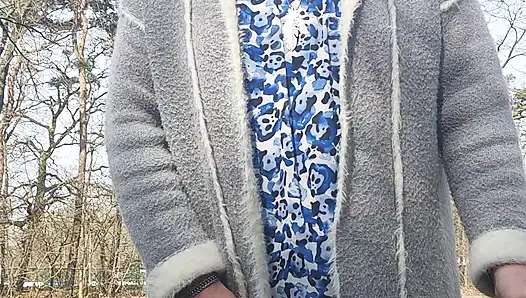 Dışarıda sigaranın tadını çıkarıyor