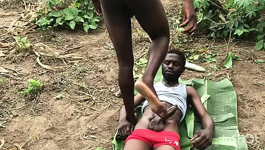 Büyük yarak siyah bir göt deliğini sikiyor