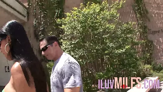 Büyük memeli orta yaşlı seksi kadın yabancıların yarağını alıyor ve yüze boşalma