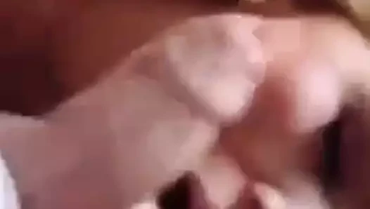 Güzel sarışın yarak emiyor