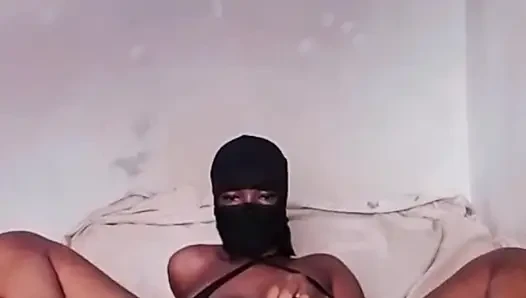 Islak sıkı amcık dildoyla sikiliyor