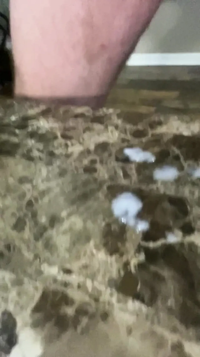 Babanın büyük yarağı götünü sikiyor