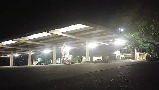 Boş bir otoparkta riskli seks!