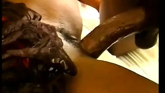 Güzel sarışın piliç zevkle çikolata yarağını yalıyor ve emiyor