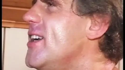 Anal sikilen Alman hatun aynı anda iki yarağı memnun etmekten hoşlanıyor