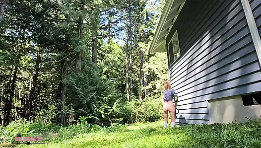 Bahçeyi düzeltiyor