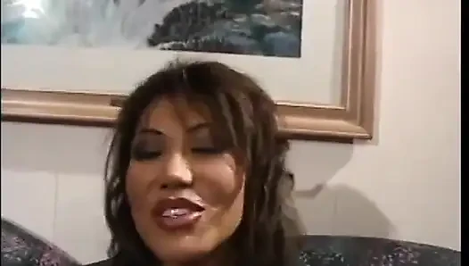 İki adam büyük memeli Asyalı kadının üzerine boşalana kadar kanepede çifte sikişiyor