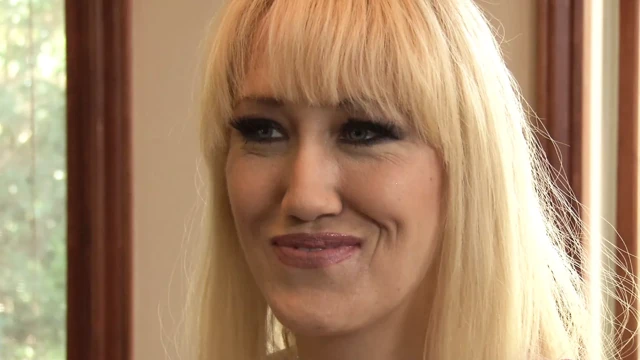 Milf im Latexoutfit wird in der Kueche hart gefickt