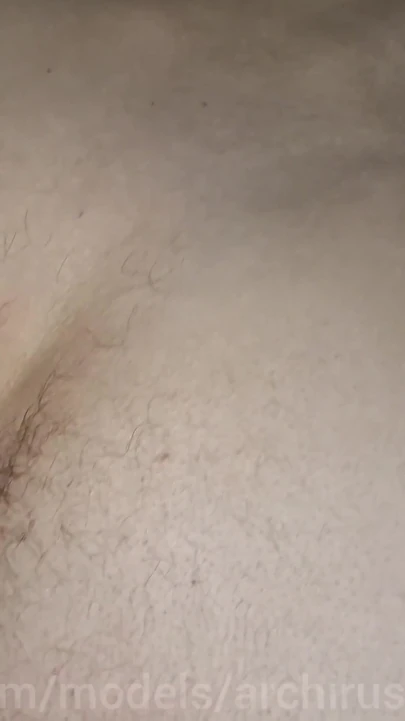 Twink babasının büyük yarağıyla ateşli bir sikişten delikten boşalıyor