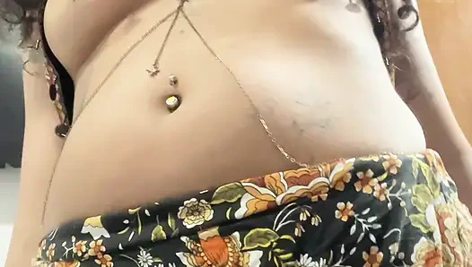 Boho eteğinin altında kıllı amcığıyla latin Arap tanrıça (azdırma)