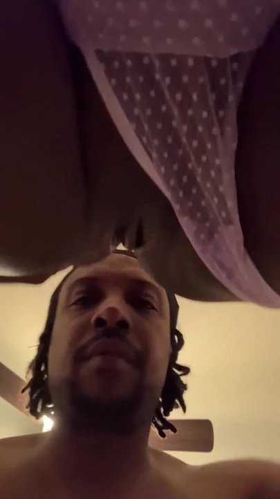 Daddy Pinc поедает Candy Rose супер мокрую киску и задницу