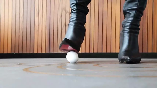 Hanımın topuklarının altındaki yumurtalar