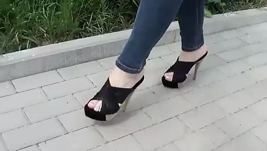 Me exibindo com Tamanco Preto Alto