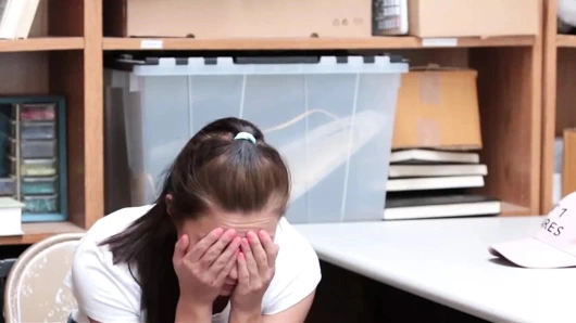 Shoplyfter - bu güzel genç justin magnum'un mağazasından çalmaya çalıştığı için pişman olacak