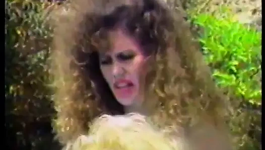 Retro lezbiyen sarışın açık havada dildo kullanarak göt deliğini siktiriyor