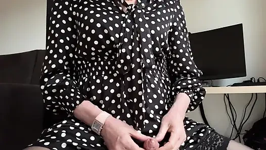 Sekreter polka-dot elbisesiyle geliyor