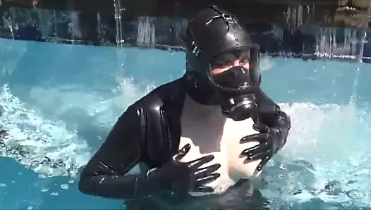 havuzda gaz maskesi kadın