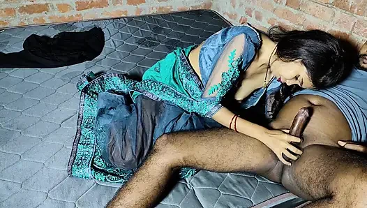 Evli kadın düğün gününde evde yalnızdı, sonra odayı kapattım ve karısını sikmeye başladım.