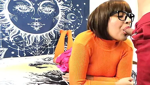 Velma bir yabancıyı emiyor