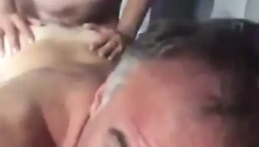 Adım baba arkadan alır