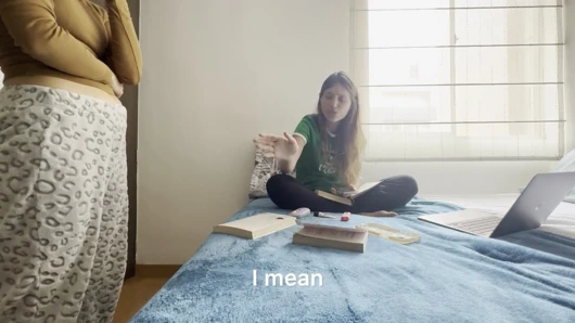 İki üniversiteli kadın odada sert sikişiyor