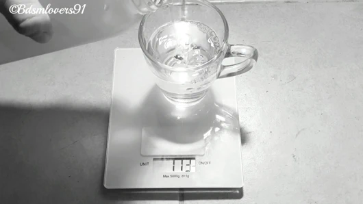 Su kovası meydan okuması - çılgın meme ucu çekme orgazmı