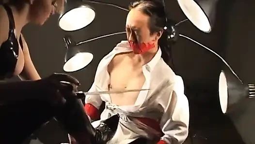 Sarışın sahibe Aiden Starr Asyalı itaatkar adama bazı cbt dersleri veriyor