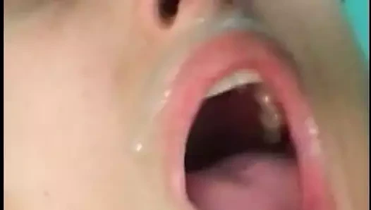 Şımarık küçük esmer ile bir kesilmiş çalı seviyor emme çük ve Başlarken becerdin