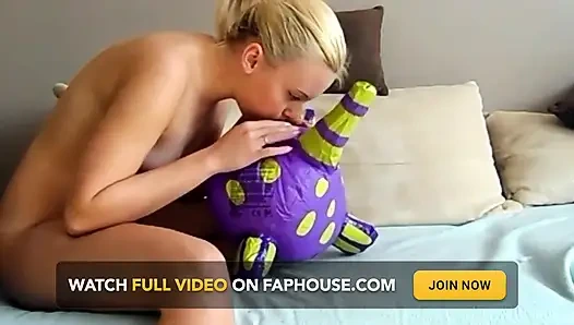 Küçük memeli sarışın sigara içmeyi ve mastürbasyon yapmayı seviyor