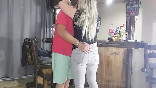 Ateşli hatun ayakta domalarak sikişiyor