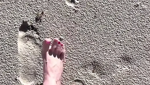 16 feet boyutunu plajda kum baskılarıyla karşılaştırıyor