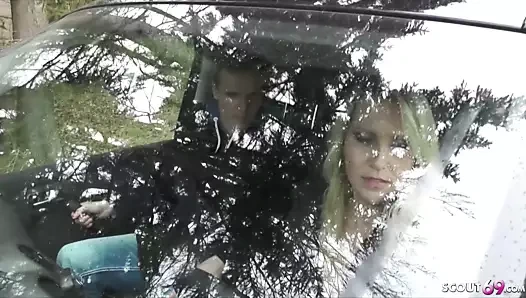 Alman anne julia ayartmak genç oğlan otostopçu için sikme içinde araba