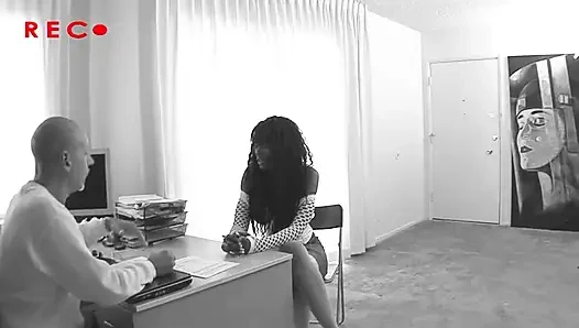 Büyük yarak emiyor büyük memeli zenci kız amcığını sikiyor