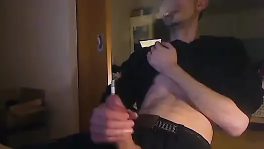 Yarak içinde sigara ile boşalıyor