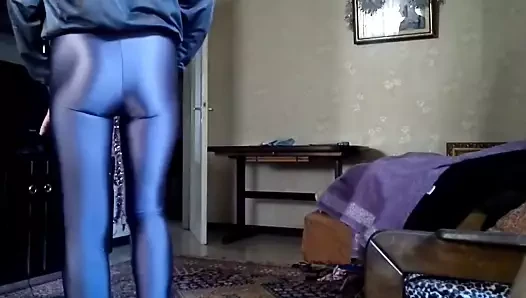Gri spandex tayt (amerikan giyimi) ve zebra kürklü çizmeler.