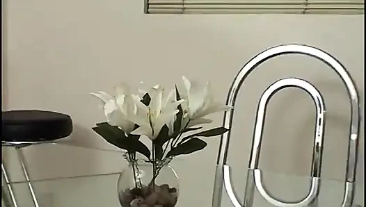 Esmer piliç hevesle sert bir yarağı yalıyor