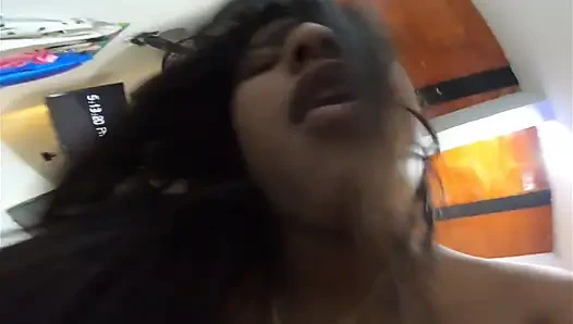 Latin fahişe büyük götünü sallıyor şişman götüne şaplak atıyor büyük yaramaz anal göt deliğine sıkışan başparmağını seviyor - jhodez1