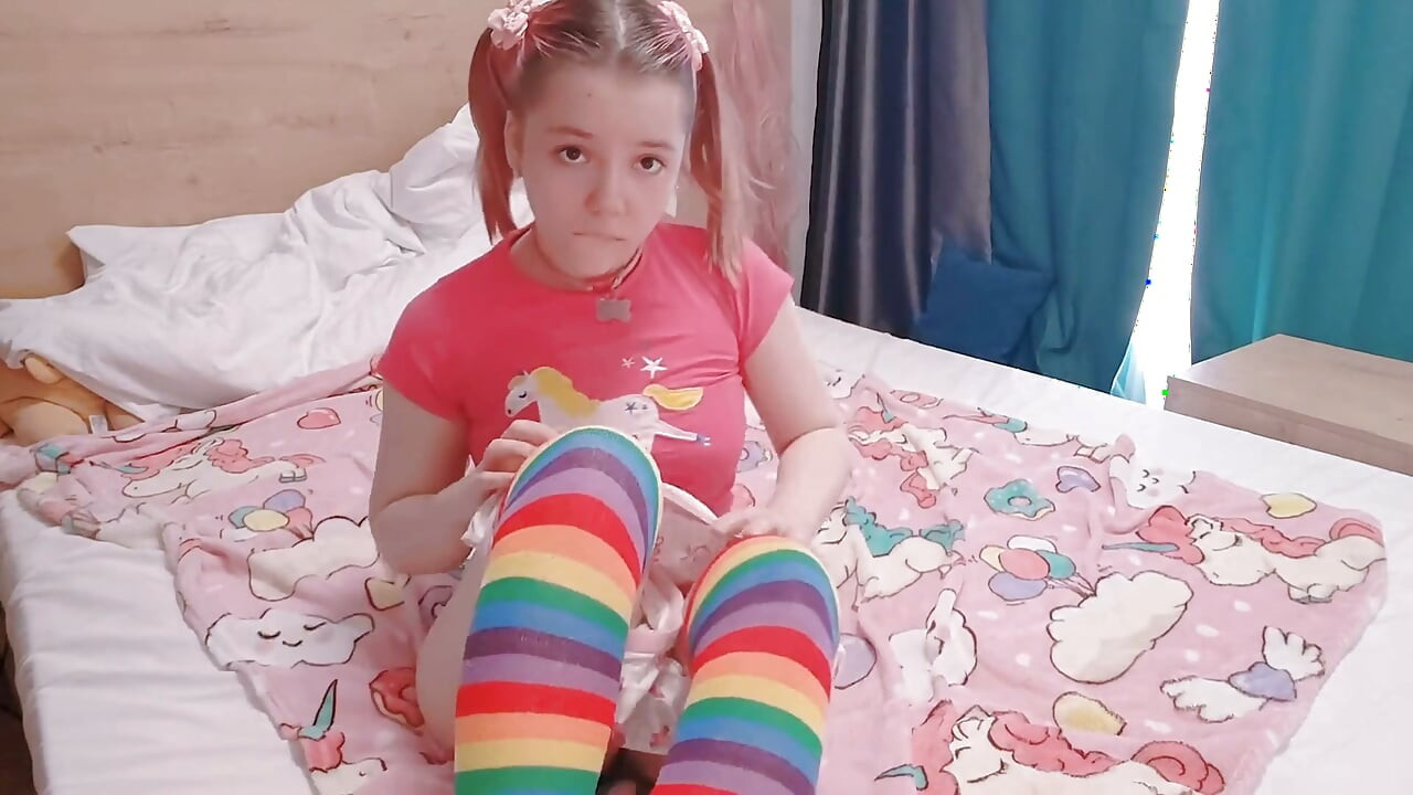 Ekstra minik zar zor yasal genç kız sevimli külotunu çıkarıyor ve genç amını ovuyor