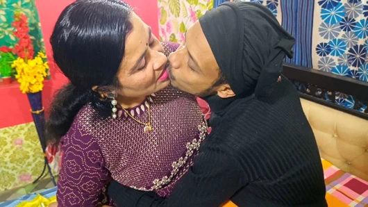 Hintli desi öğretmen ders çalışma zamanında öğrencisiyle sert seks yapıyor Hintli teyze büyük göğüsler