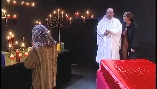 Azgın kaltak kilisede sikiliyor