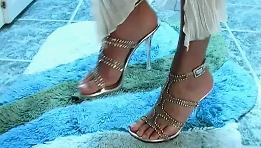 Busty sarışın bebek yapay penis kahrolası önce onu kedi dudaklarını uzatır