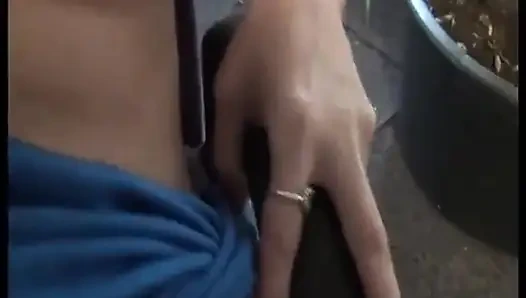 Büyük memeli piliç bacaklarını açıyor ve amını siktiriyor