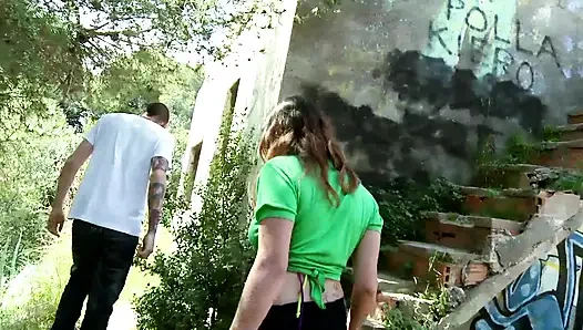 Ateşli ve seksi esmer sert sikişmek için sessiz bir yere getirdi